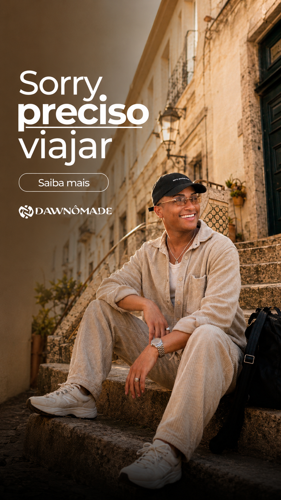 Sorry, preciso viajar. Modelo com o boné DAWNÔMADE sentado em uma escadaria de rua portuguesa